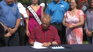 Illinois Governor Rauner signing hemp legislation